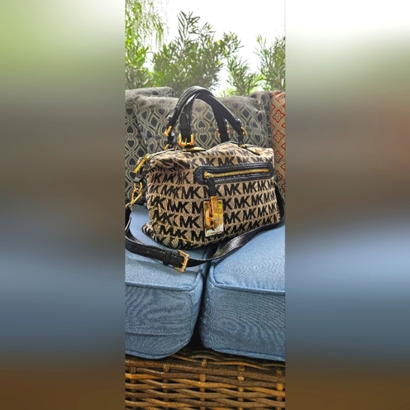 πMichael Kors Designer Signature Monogram Large Satchel Handbagπ - Picture 8 of 8
